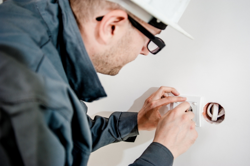 sasu-PUGET THENIERS-min_electrician-1080561